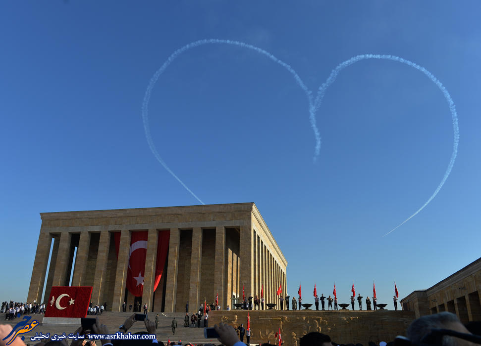 عکس: کشیدن قلب در آسمان با دود هواپیما