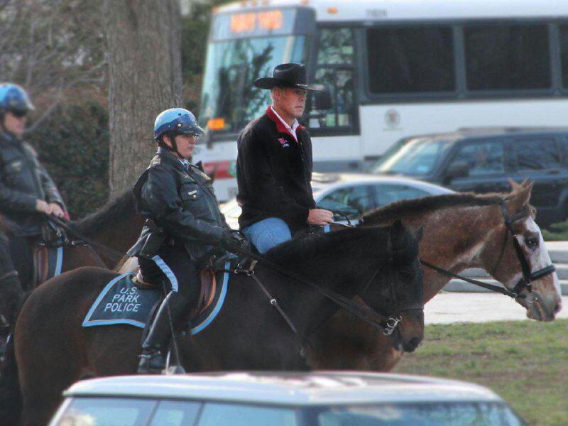 وزیر ترامپ با تیپ کابویی و اسب به محل کار رفت! +عکس