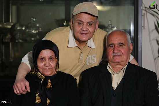 عکس: اکبر عبدی در کنار پدر و مادرش