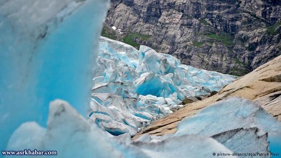 ساخت یخچال‌های طبیعی بیش از یک سال زمان می‌برد. پس از مدتی رنگ آنها تغییر می‌کند و به رنگ‌های آبی و سبز جلوه می‌کنند.
