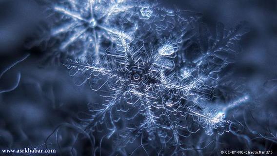 اما درخشش برفی که تازه آمده است، واقعی است. زیرا در این برف، دانه‌های برفی هنوز به صورت کامل بر روی هم قرار گرفته‌اند. تیزی و نوک کریستال‌های برفی همانند یک آینه کوچک، نور را منعکس می‌کند. 