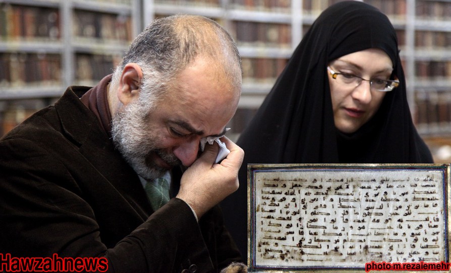 گریه زوج آلمانی با دیدن دستخط امام رضا(ع)/عکس