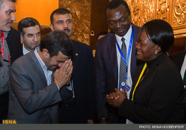 ادای احترام خاص احمدی نزاد در اجلاس مصر+عکس