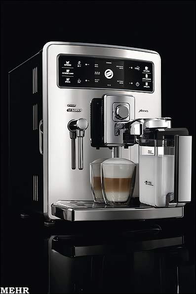 تصاویر قهوه‌سازی که قهوه را مطابق سلیقه افراد در فنجان می‌ریزد
