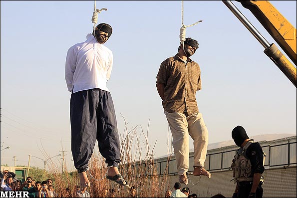تصاویر اعدام دو قاچاقچی مواد مخدر