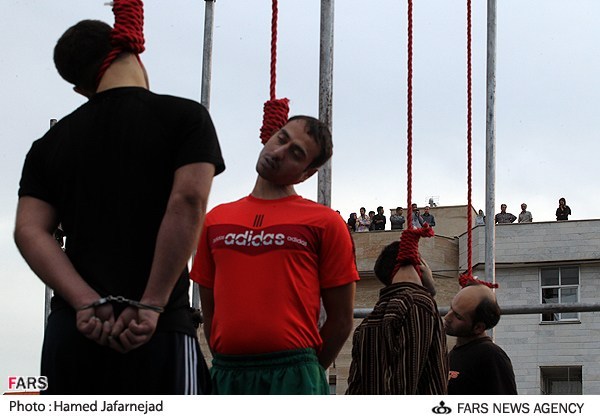 تصاوير اعدام ۴ متجاوز به‌عنف در تهران