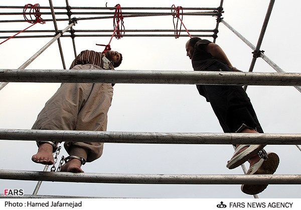 تصاوير اعدام ۴ متجاوز به‌عنف در تهران
