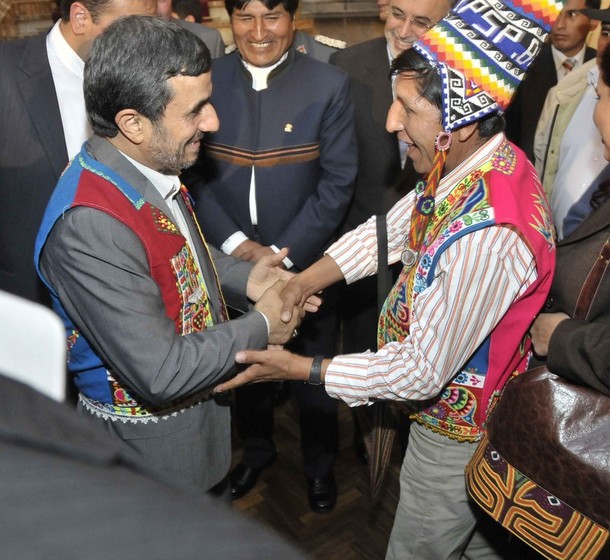 عکس احمدی نژاد در لباس بومیان بولیوی