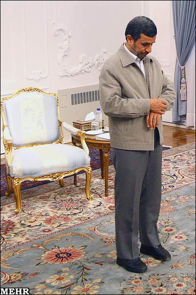 عکس وقتی مهمان احمدی نژاد دیر می کند!