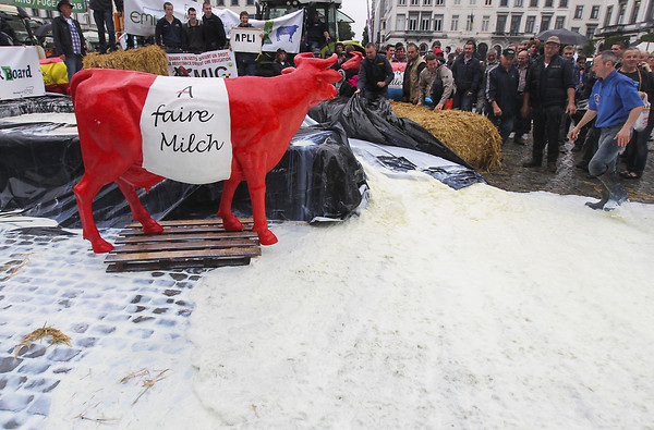 اعتراض با ریختن صدها لیتر شیر+عکس