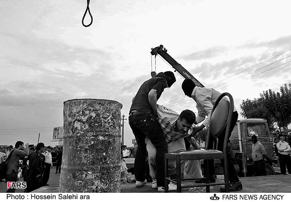 عکس اعدام یک متجاوز و یک قاچاقچی