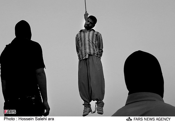 عکس اعدام یک متجاوز و یک قاچاقچی