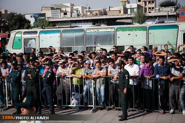 تصاویر گرداندن اراذل و اوباش در خاوران تهران