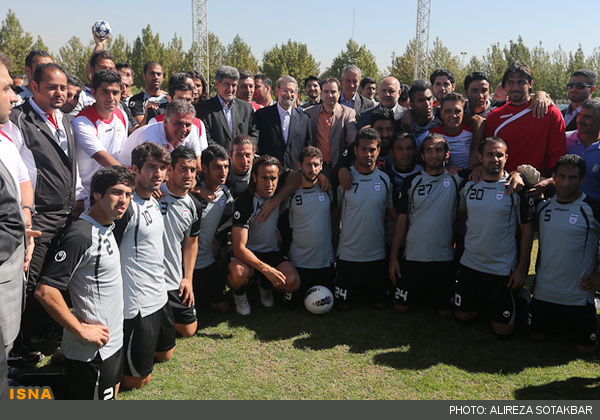 عکس:لاریجانی در کنار فوتبالیستها