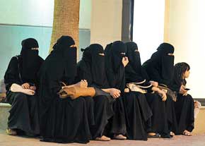 اقدامات آل سعود براي كنترل زنان
