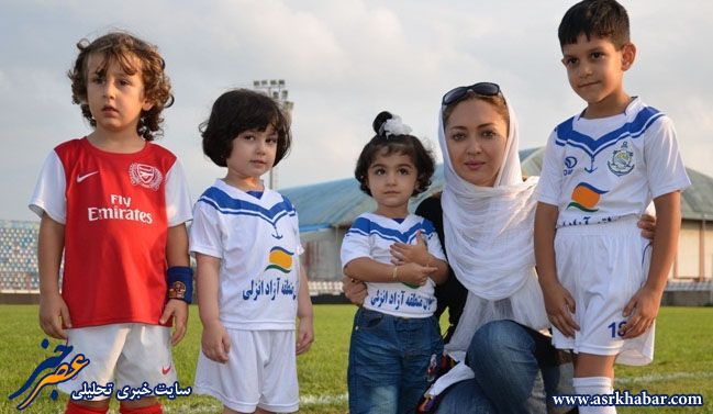 فوتبالی‌ها در آغوش نیکی کریمی! +عکس