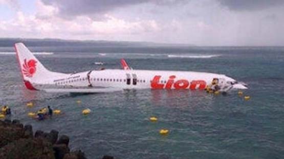 سقوط هواپیمایی با 130 مسافر+عکس