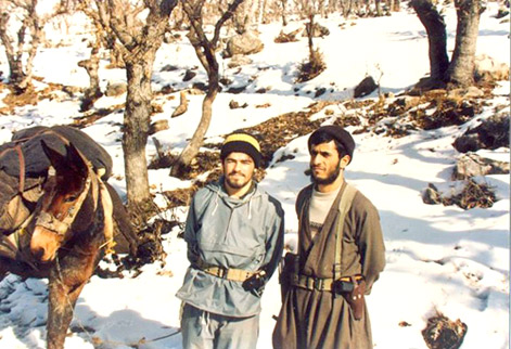 عكس/احمدی‌نژاد با لباس‌كردی در دوره‌ جنگ