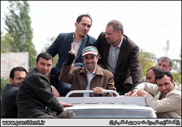 عکس:احمدی نژاد کار را به محافظش سپرد