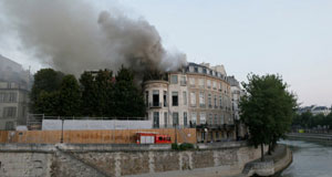 هتل تاریخی پاریس در آتش سوخت + تصویر