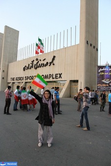 تصاویر / بانوان پشت درهای ورزشگاه آزادی