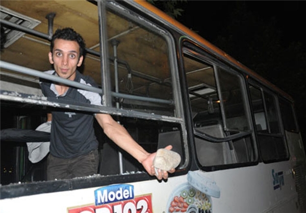 حمله به اتوبوس داماش با سنگ + عکس