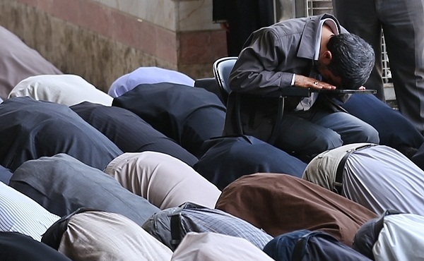 نماز خواندن نشسته احمدی‌نژاد+عکس