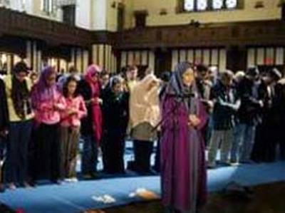 نماز جماعت به امامت یک زن+عکس