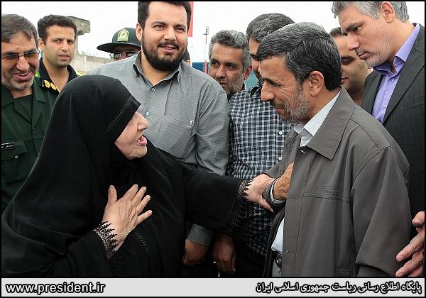 سه نما تا بوسه پیرزن بر سر احمدی‌نژاد/عکس