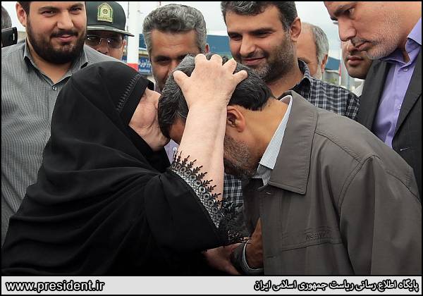 سه نما تا بوسه پیرزن بر سر احمدی‌نژاد/عکس