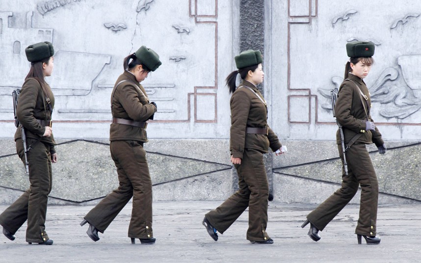 سربازی با کفش پاشنه بلند /عکس