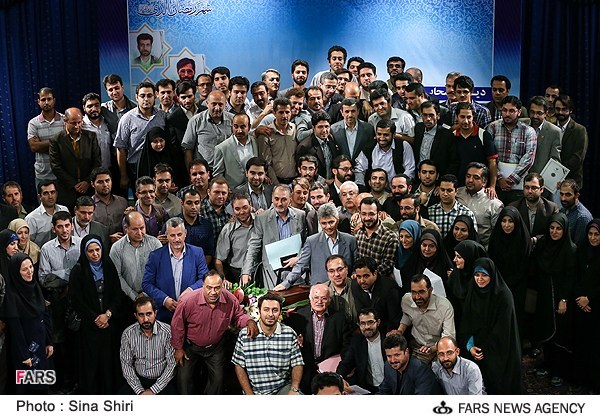 عکس یادگاری خبرنگاران با احمدی‌نژاد