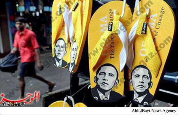 اوباما روی دمپایی مردم مصر/عکس