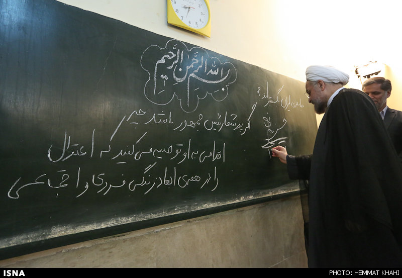 عکس/پرسش مهر روحانی از دانش‌آموزان