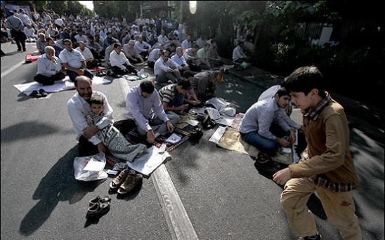 برگزاری نماز جمعه در دانشگاه تهران در شان ملت نیست