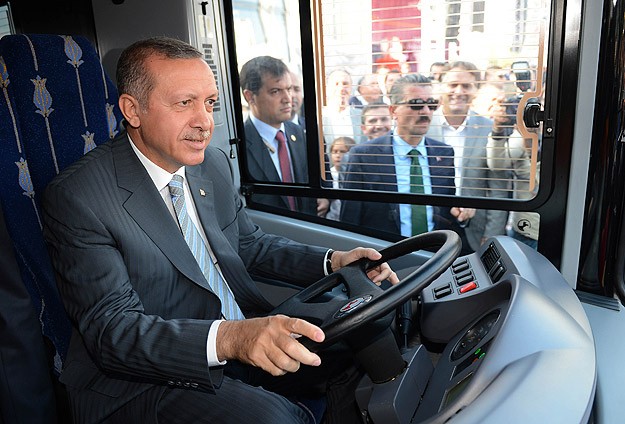 عکس/اردوغان در حال اتوبوسرانی