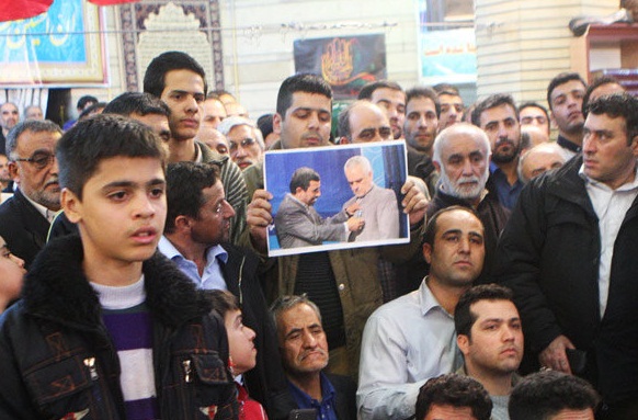 تصویر معنادار در سخنرانی احمدی نژاد (عکس)
