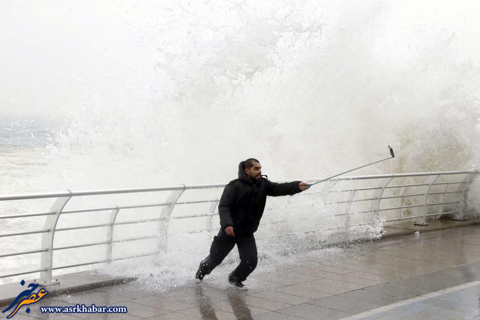 من و طوفان موج های دریا در بیروت یهویی (عکس)