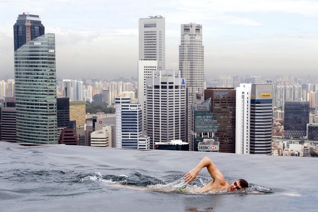 عكس/شناگر استراليايي در حال شنا روي بام هتلي در سنگاپور