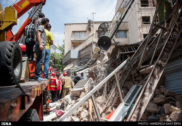 ریزش یک ساختمان 2 طبقه و سقوط دکل مخابراتی (عکس)