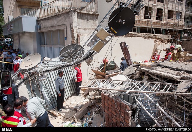 ریزش یک ساختمان 2 طبقه و سقوط دکل مخابراتی (عکس)