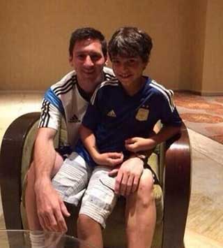 دلجویی مسی از کودکی که با او دست نداد/عکس