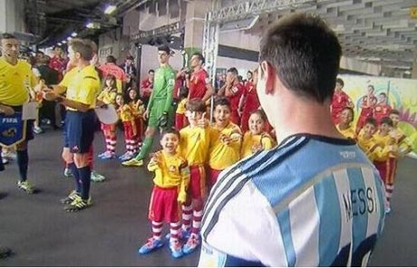 واکنش کودکان برزیلی ازدیدن مسی/عکس