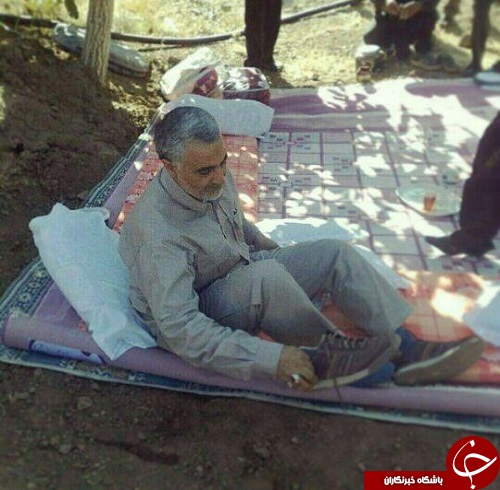 عکس: سردار سلیمانی در حال استراحت