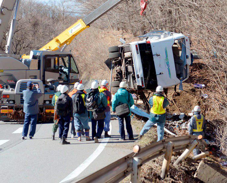 41 کشته و زخمی در سقوط اتوبوس ژاپنی به دره (+عکس)
