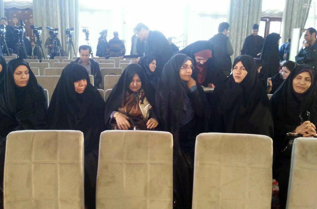عکس:همسران شهدای هسته ای در کنفرانس خبری روحانی