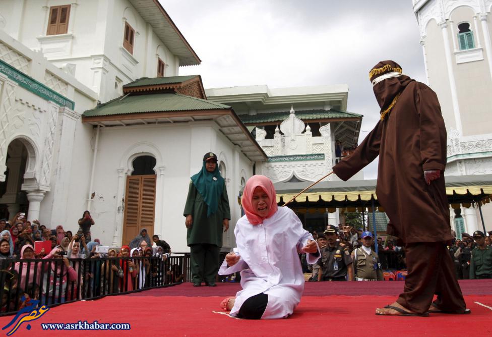اجرای شلاق یک زن در اندونزی (عکس)