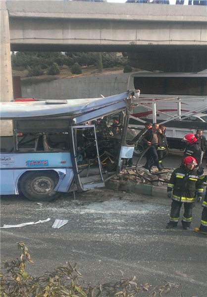 سقوط اتوبوس ازروی پل به اتوبان شهیدچمران+عکس