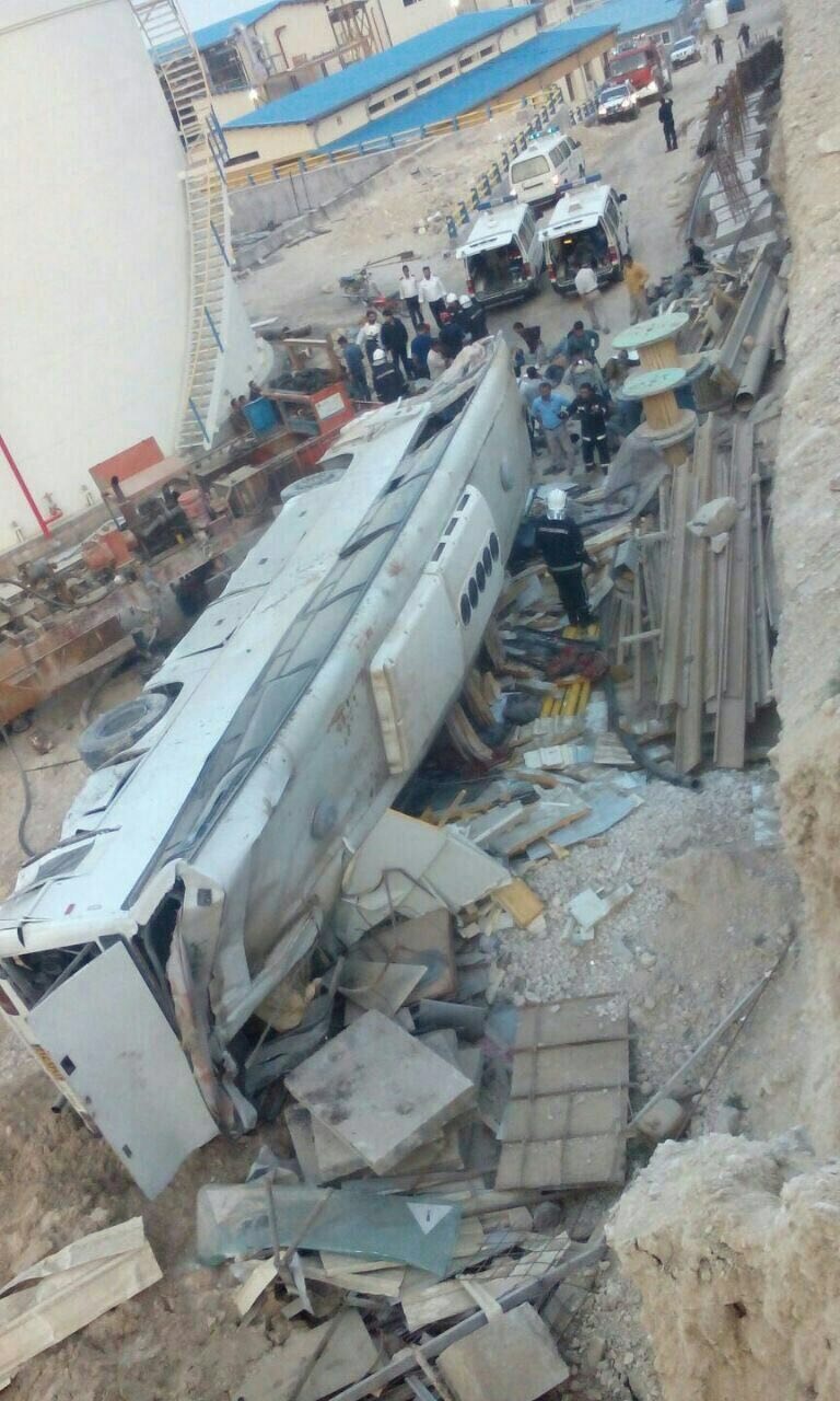 عکس: سقوط اتوبوس کارگران پتروشیمی در عسلویه