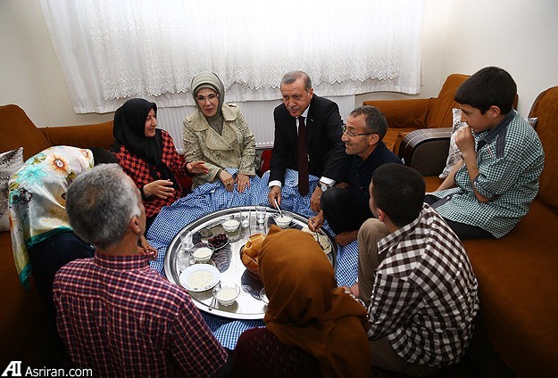 افطار اردوغان با فقرا (+عکس)